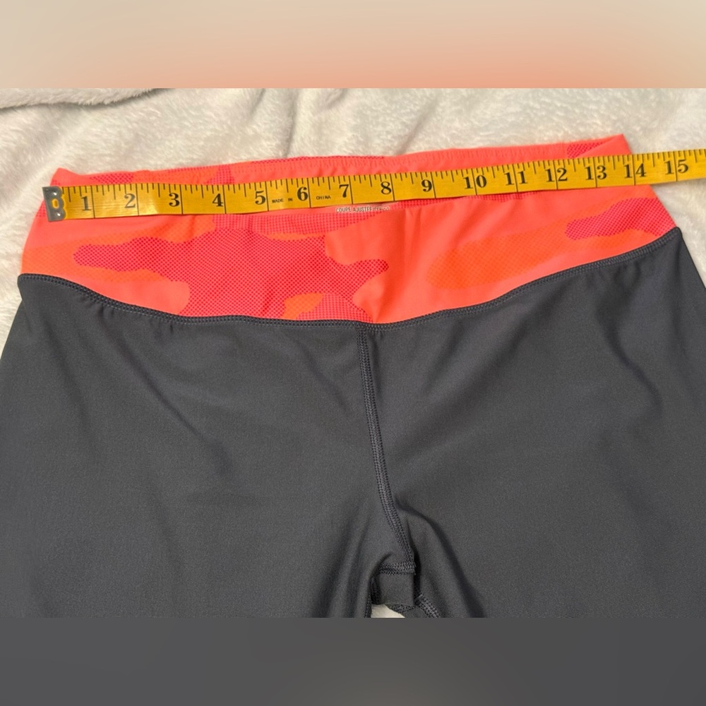 NWT Under Armour Heat Gear Fitted Capri Leggings - Gray and Orange Camouflage - Picture 4 of 10